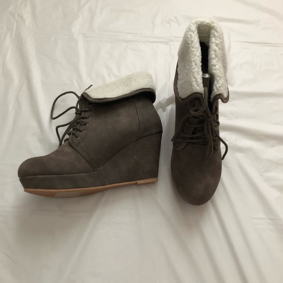 *NEW* Wedge Booties - Picture 2 of 2